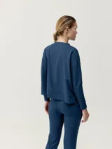 Sudadera deportiva de corte holgado con cuello redondo, mangas largas y aberturas laterales. Confeccionada en tejido técnico suave con acabado mate.