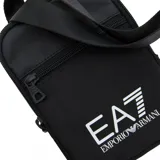 Bandolera EA7 Emporio Armani de color negro, con cierre de cremallera superior, bolsillo frontal con cierre y correa ajustable para el hombro. Cuenta con el logotipo de la marca impreso en contraste en la parte frontal.