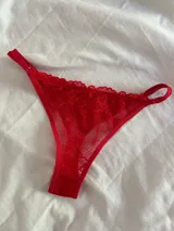 Bombacha colaless de encaje rojo.