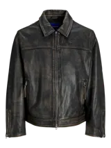 Campera de cuero negro con efecto gastado, cuello camisero, cierre frontal con cremallera, bolsillos laterales con cremallera y puños con cremallera.