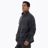 Campera polar con cierre frontal completo, confeccionada en tejido exterior tipo punto con estampado geométrico. Cuenta con cuello alto, bolsillos laterales y un bolsillo frontal con cierre en el pecho, además de un parche con logo de la marca.