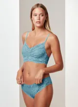 Panty corte brasileño de encaje color celeste, marca Montelle.