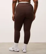 Pantalón legging deportivo color marrón con cintura alta en contraste color blanco. Confeccionado en tejido de poliamida y elastano, de ajuste ceñido al cuerpo.