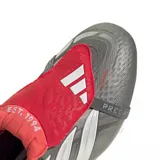 Championes de fútbol Adidas Predator Elite GT/FG, color gris oscuro con las icónicas tres franjas en blanco y plateado, solapa plegable roja sobre los cordones y detalles en rojo y suela tornasolada.