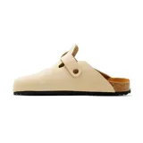 Zueco casual de cuero color beige de la marca Marco Donatti, con diseño cerrado en la parte delantera, tira ajustable con hebilla metálica y suela de corcho y goma.