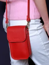 Bandolera porta celular roja de cuero con correa larga regulable.