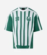 Remera de punto manga corta con diseño rayado vertical en color verde y blanco. Presenta cuello redondo, sisa desplazada y detalles gráficos tipo jersey de fútbol con el número 10 y el logo de la marca Reckless en el frente.