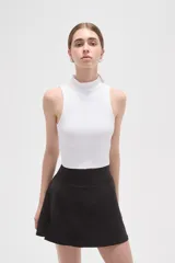 Falda mini de corte evasé, color negro, con cintura alta y diseño liso.