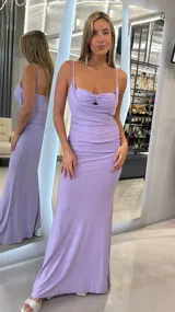 Vestido largo lila con brillo, de corte sirena, escote drapeado con detalle fruncido en el centro del busto y tirantes finos.
