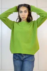 Buzo de punto en color verde vibrante, con cuello redondo, mangas largas y terminaciones en tejido acanalado en puños y ruedo. Presenta un corte holgado y cómodo.