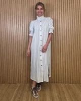 Vestido midi marrón con textura sutil, cuello alto fruncido, cierre frontal con botones y mangas cortas abullonadas con elástico.
