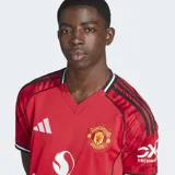 Camiseta de fútbol Adidas del Manchester United, modelo Home 25/26. Diseño rojo con detalles en negro y blanco en cuello y mangas. Incluye logo de Adidas, escudo del club y sponsor Snapdragon en el frente.
