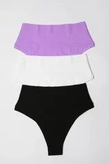 Pack de tres bombachas tipo culotte de tiro alto, confeccionadas en algodón con elastano. Presentan un diseño de cintura ancha que brinda sujeción y comodidad, en colores lila, blanco y negro.