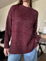 Sweater de punto color crudo con lurex, de silueta holgada y cuello redondo.