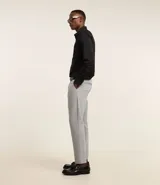 Pantalón de vestir gris claro, corte slim, con trabillas para cinturón, cierre tradicional, bolsillos laterales y traseros.