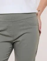 Pantalón capri sastrero de tiro alto y color verde militar, con pretina ancha, bolsillos frontales simulados y traseros funcionales, y corte entallado.