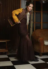 Campera de nylon marrón con cierre delantero intervenido y bordado a mano con hilo de algodón color amarillo.