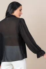 Blusa roja de gasa italiana con cuello plisado y mangas largas amplias terminadas en volado.