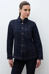 Camisa de jean de manga larga, color azul oscuro, con cuello camisero, botones frontales y bolsillos en el pecho.