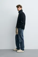 Chaqueta regular fit de tejido técnico interlock de algodón elástico, color azul marino. Presenta cuello subido, manga larga, bolsillos de vivo en la cadera, acabados en rib y cierre frontal con cremallera.