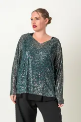Blusa de fiesta con lentejuelas plateadas y verde esmeralda, forrada en viscosa, con escote en V y mangas tres cuartos.