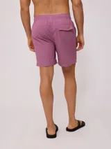 Short de baño color azul, con cintura elástica y cordón ajustable. Presenta un parche pequeño con logo en la parte inferior de la pierna.