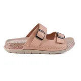 Sandalias bajas color rosa, con dos tiras anchas sobre el empeine ajustables con hebillas metálicas negras. La plantilla es de cuero y la suela es de goma.