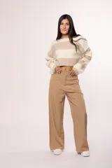 Pantalón sastrero de corte amplio y tiro alto, con bolsillos laterales y cierre frontal con botón.