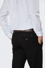 Pantalón clásico de gabardina de algodón, color negro, de corte recto, con bolsillos traseros ojalados y trabillas para cinturón.