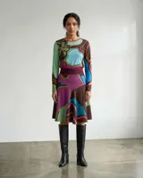 Falda midi de corte evasé con estampa exclusiva de formas orgánicas en tonos magenta, verde, turquesa y tierra. Confeccionada en tejido jersey suave y flexible, presenta una cintura alta entallada y una caída fluida.