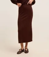 Pollera larga de poliéster color marrón con textura acanalada y cintura media.