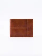 Billetera plegable color marrón, con costuras en contraste de color claro.