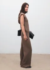 Pantalón de punto color marrón, de corte recto y tiro medio, con cintura elástica sin cierre.