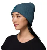 Gorro tipo beanie de tejido acanalado con puño enrollado y parche frontal con el logo de la marca.