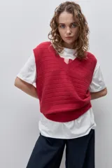 Remera blanca de calce relajado y silueta amplia, con cuello redondo, mangas cortas y estampa gráfica frontal de un cangrejo sobre franjas en tonos rosado y rojo.