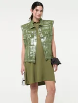 Chaleco denim verde militar con botones en la parte delantera y detalles desgastados.