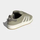 Championes Adidas Campus 00s de color verde oliva, confeccionados en gamuza con las icónicas tres rayas laterales en blanco. Presentan una suela de goma blanca con base color caramelo y detalles en relieve en el talón.