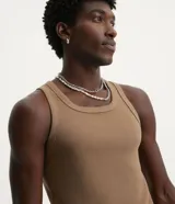 Musculosa masculina de cuello redondo, confeccionada en tejido acanalado de algodón con mezcla de poliéster y elastano. Diseño básico sin estampa, ideal para uso diario.