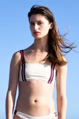 Bombacha de bikini tipo vedetina color crudo, con tiras laterales de lycra sin elástico.