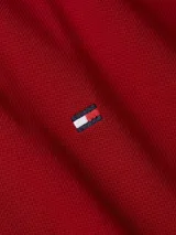 Remera de cuello redondo Tommy Hilfiger confeccionada en puro algodón. Presenta un corte regular, logo de la marca bordado en el pecho y detalles distintivos en los puños de las mangas.