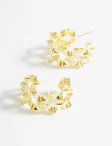 Aros dorados con forma de medio aro y diseño texturizado.