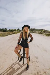 Bota texana de cuero vacuno color negro con caña alta azul con diseño bordado. Tiene cierre lateral, taco de madera con folia de cuero y horma de punta fina.