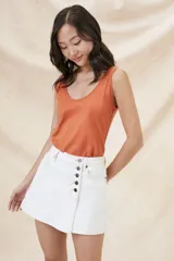 Musculosa de algodón color fucsia, con escote redondo y corte ajustado al cuerpo.