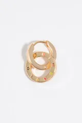Par de pendientes tipo argolla de metal dorado con esmalte de colores y detalle de letras esmaltadas en relieve. Cierre de gancho cómodo y seguro.