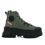 Botas de caña media color verde militar con suela track negra de plataforma. Presentan cordones y logo de la marca en el lateral.