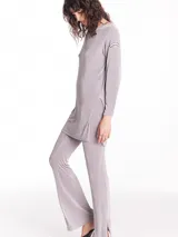 Blusa larga negra de manga larga con cuello amplio a la base y cortes a los lados.