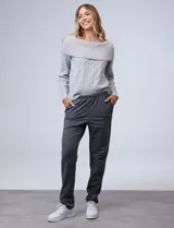 Pantalón jogger color beige de algodón con pretina elastizada.