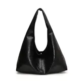 Cartera hobo negra de cuero sintético con acabado satinado, silueta amplia y manija integrada para llevar al hombro.