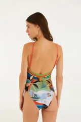Malla enteriza con diseño de pañuelo estampado con motivos tropicales, escote halter y tirantes finos ajustables.
