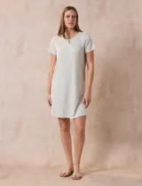 Camisón corto de tejido soft estampado, marca René Rofé. Tiene escote redondo con abertura y mangas cortas.